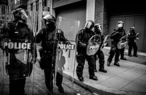 Maintien de l'ordre par des policiers